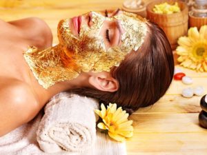 Masaje facial con mascarilla de oro